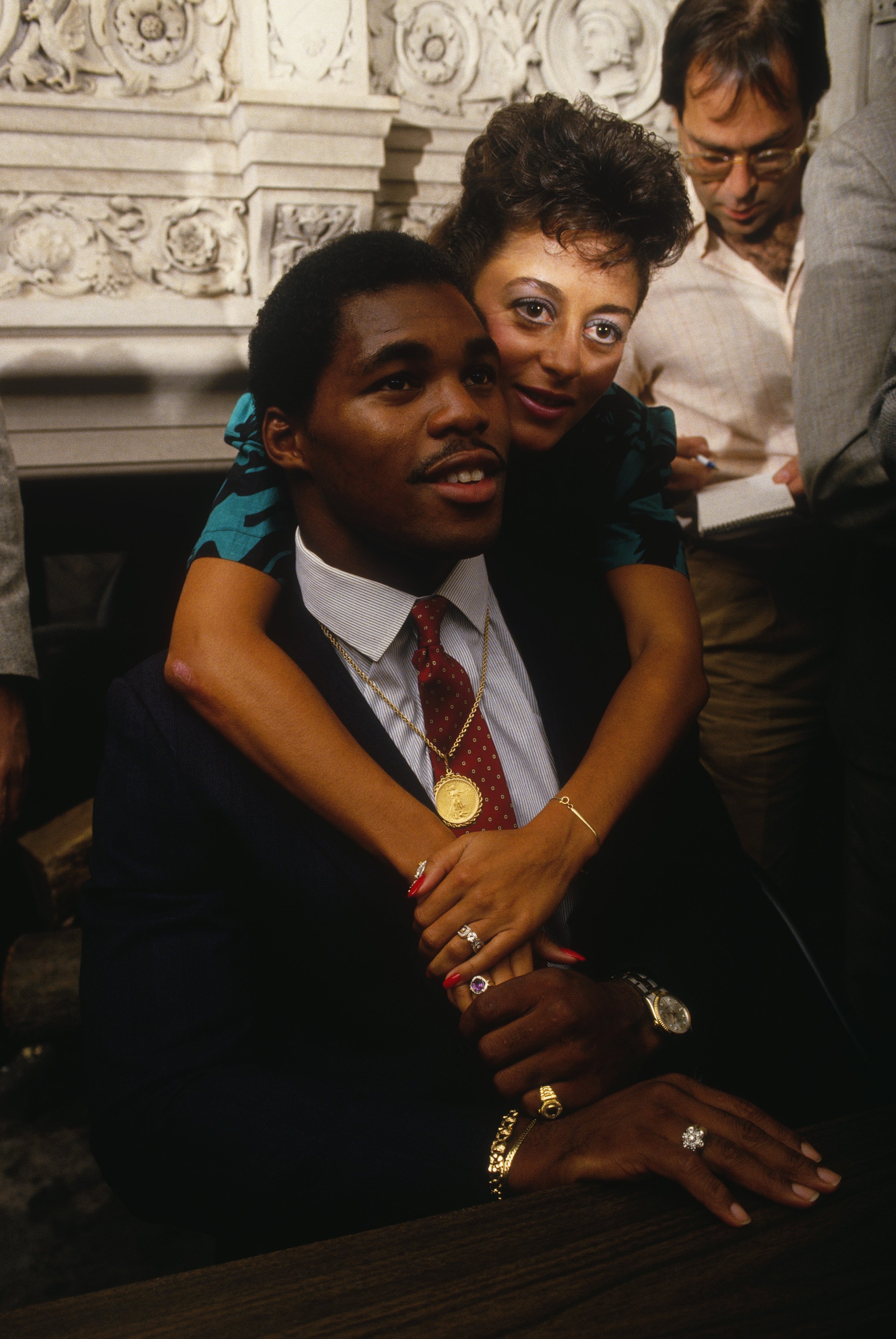 Cindy Deangelis Grossman hugs Herschel Walker at a press conference circa the 1980s. | Source: Getty Images