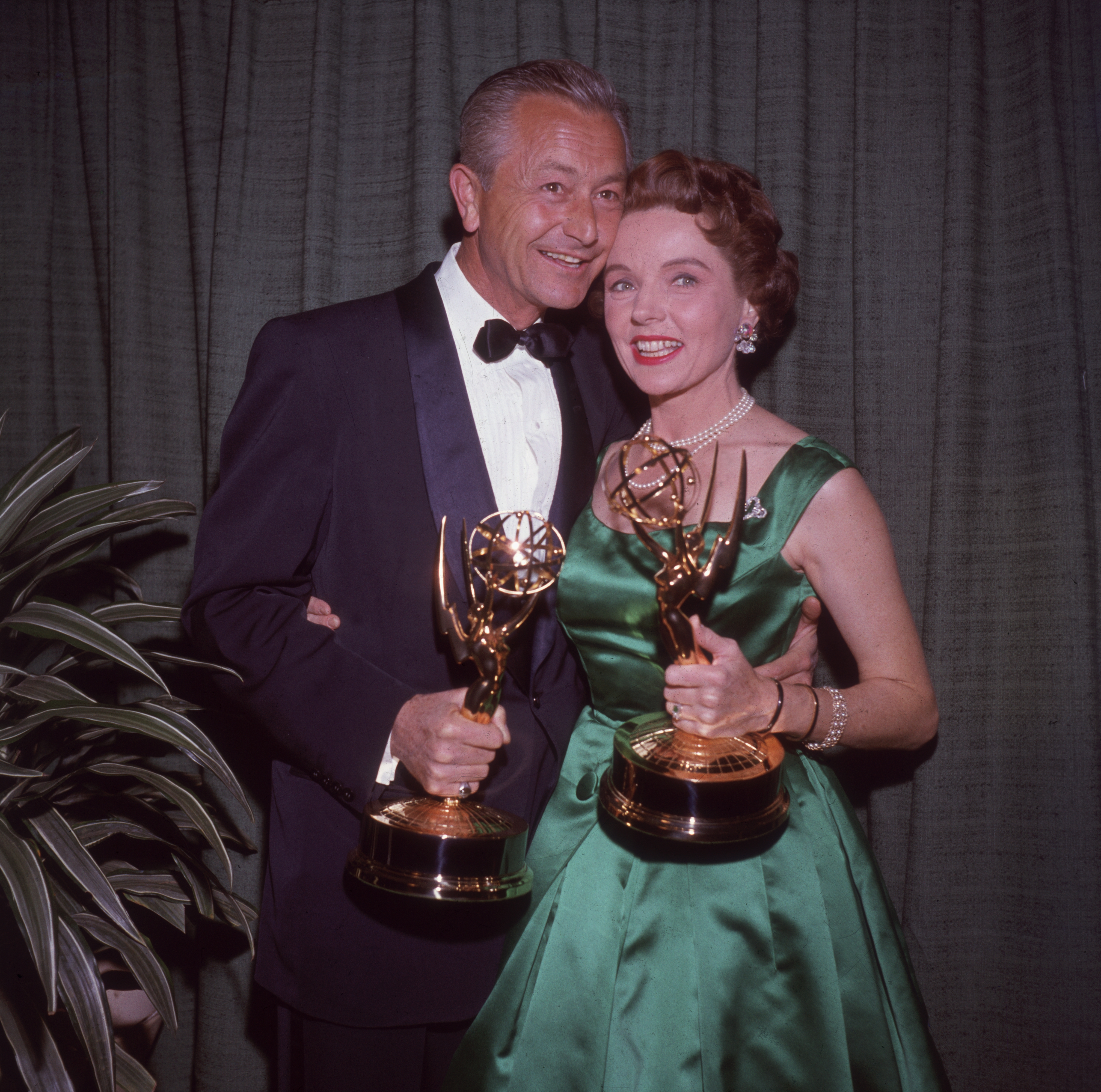 Robert Young and Jane Wyatt after winning Emmy Awards for their work on the television series, "Father Knows Best" in 1958 | Source: Getty Images