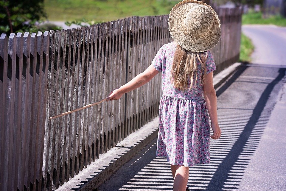 A child walking on a sunny day, | Photo: pixabay.com