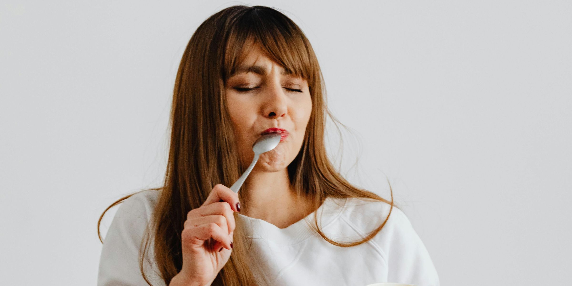 A woman eating | Source: Pexels