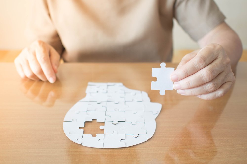 Persona ejercitando la mente con un rompecabezas. | Foto: Shutterstock Persona ejercitando la mente con un rompecabezas. | Foto: Shutterstock