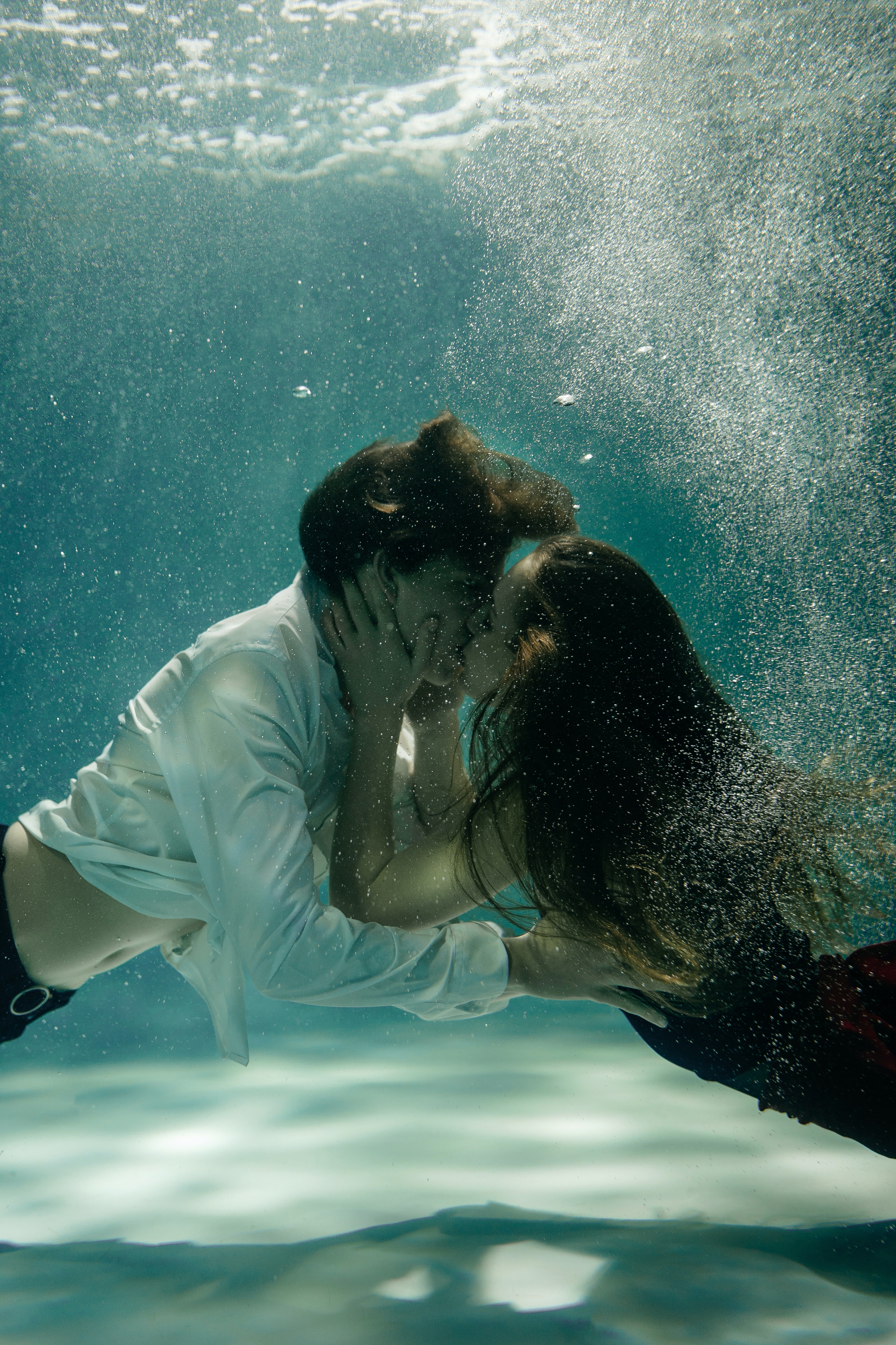 A couple kissing underwater. | Source: Pexels