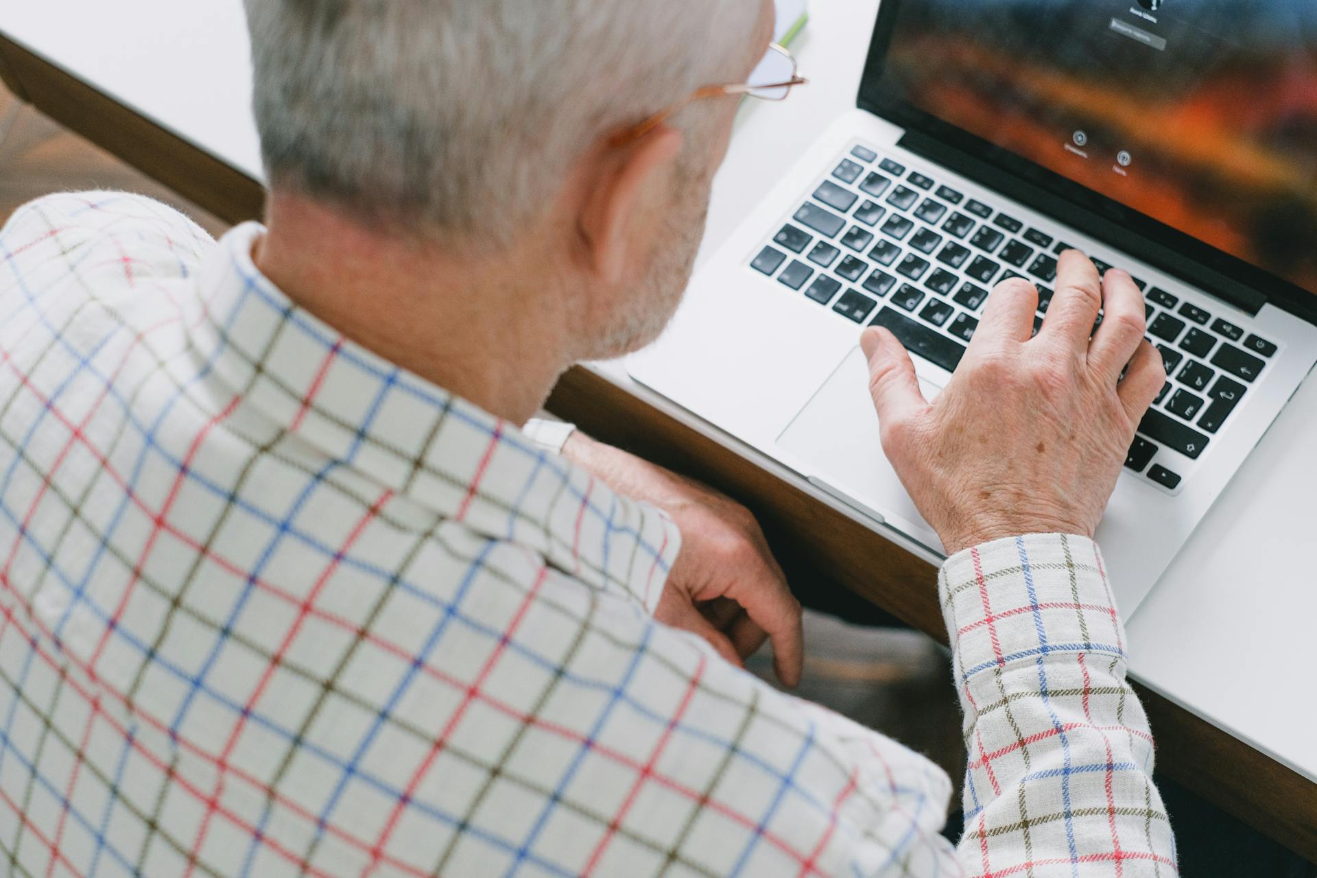 An older man using a laptop | Source: Pexels