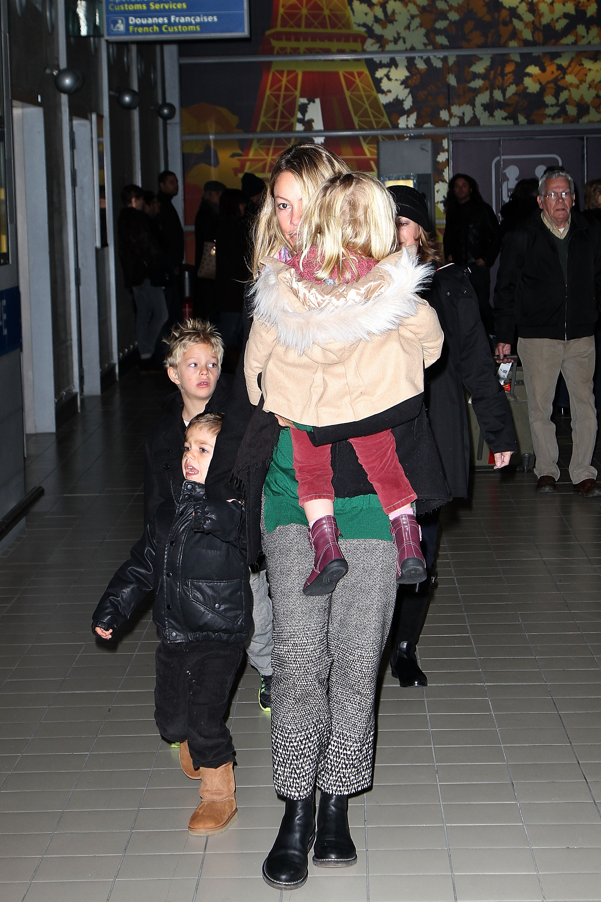 Christine Baumgartner, her sons Hayes and Cayden and her daughter Grace Avery arrive at the Roissy airport on January 15, 2013 in Paris, France | Source: Getty Images