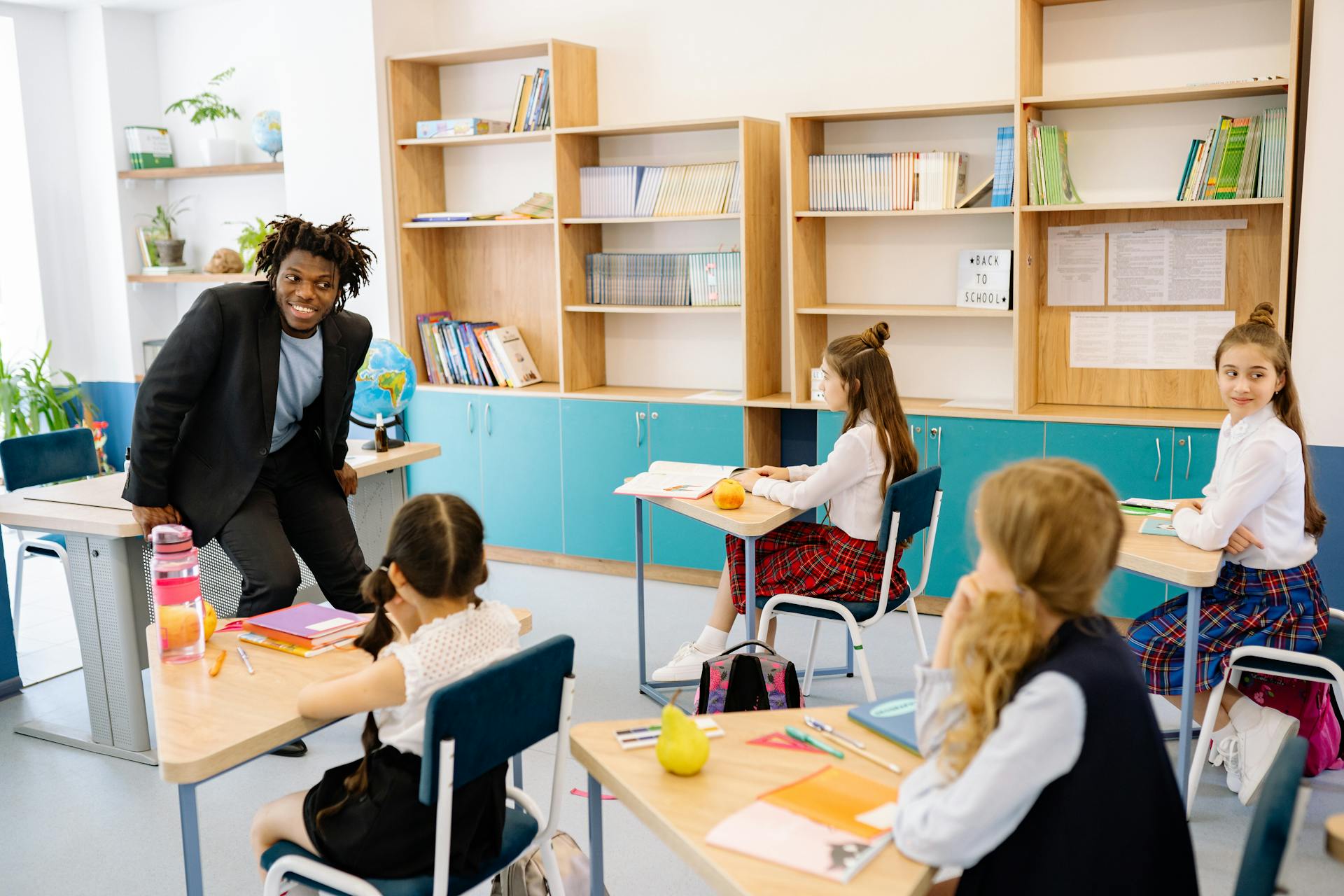 A teacher interacting with the students | Source: Pexels