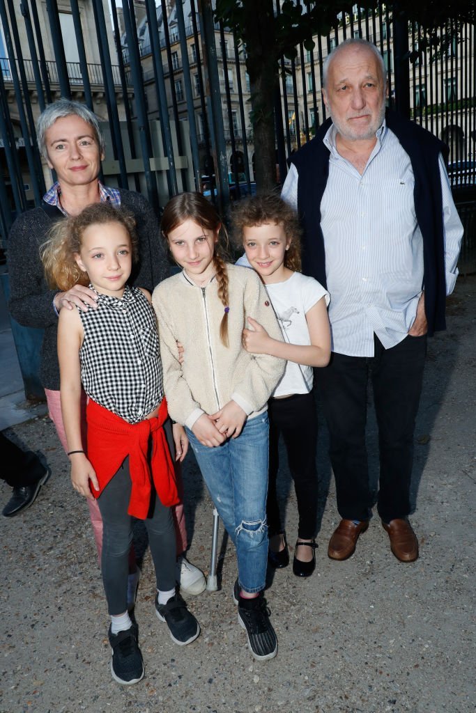 L'acteur François Berléand, sa femme Alexia Stresi, leurs enfants et une amie de la famille | source : Getty images