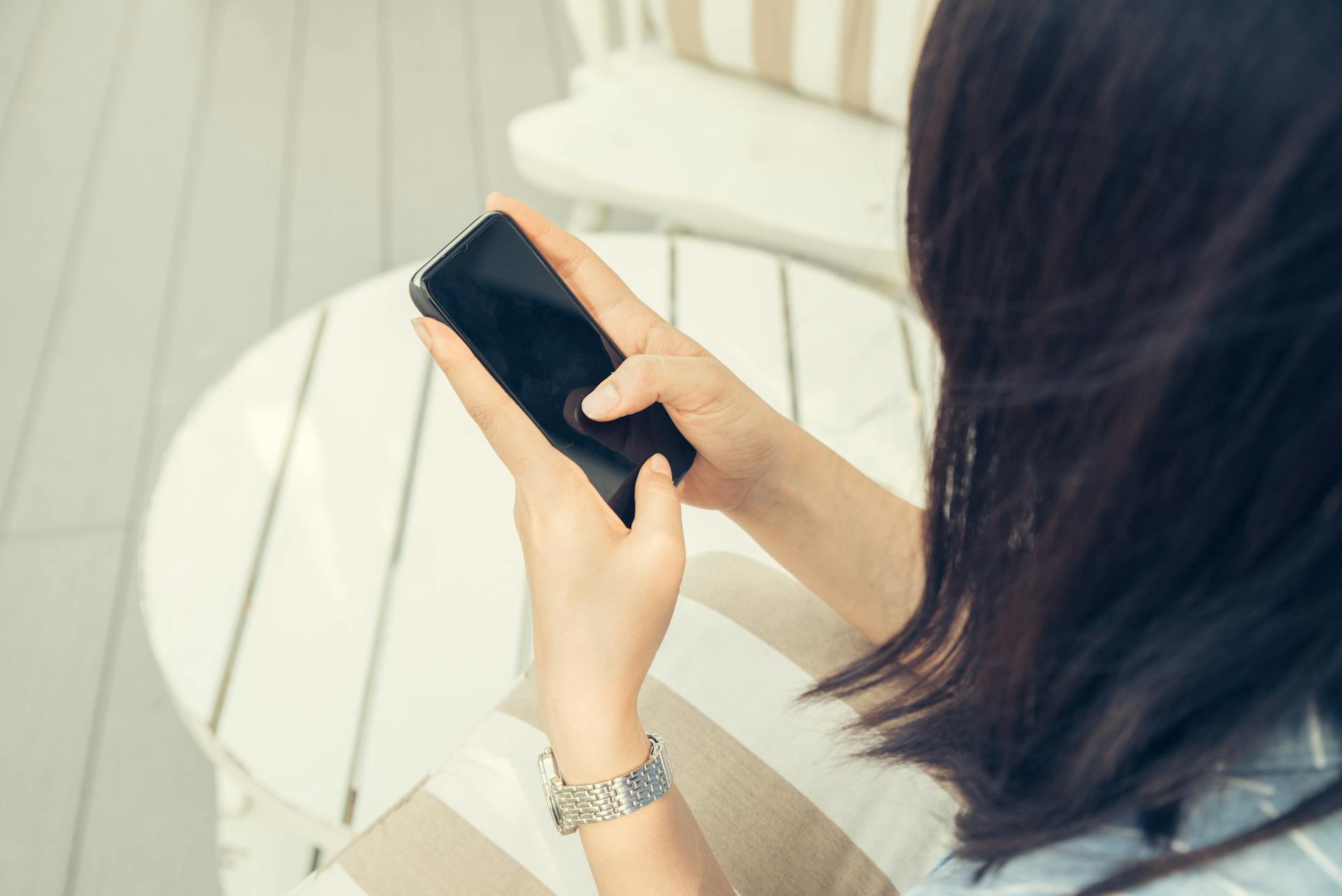 A woman using her phone | Source: Pexels