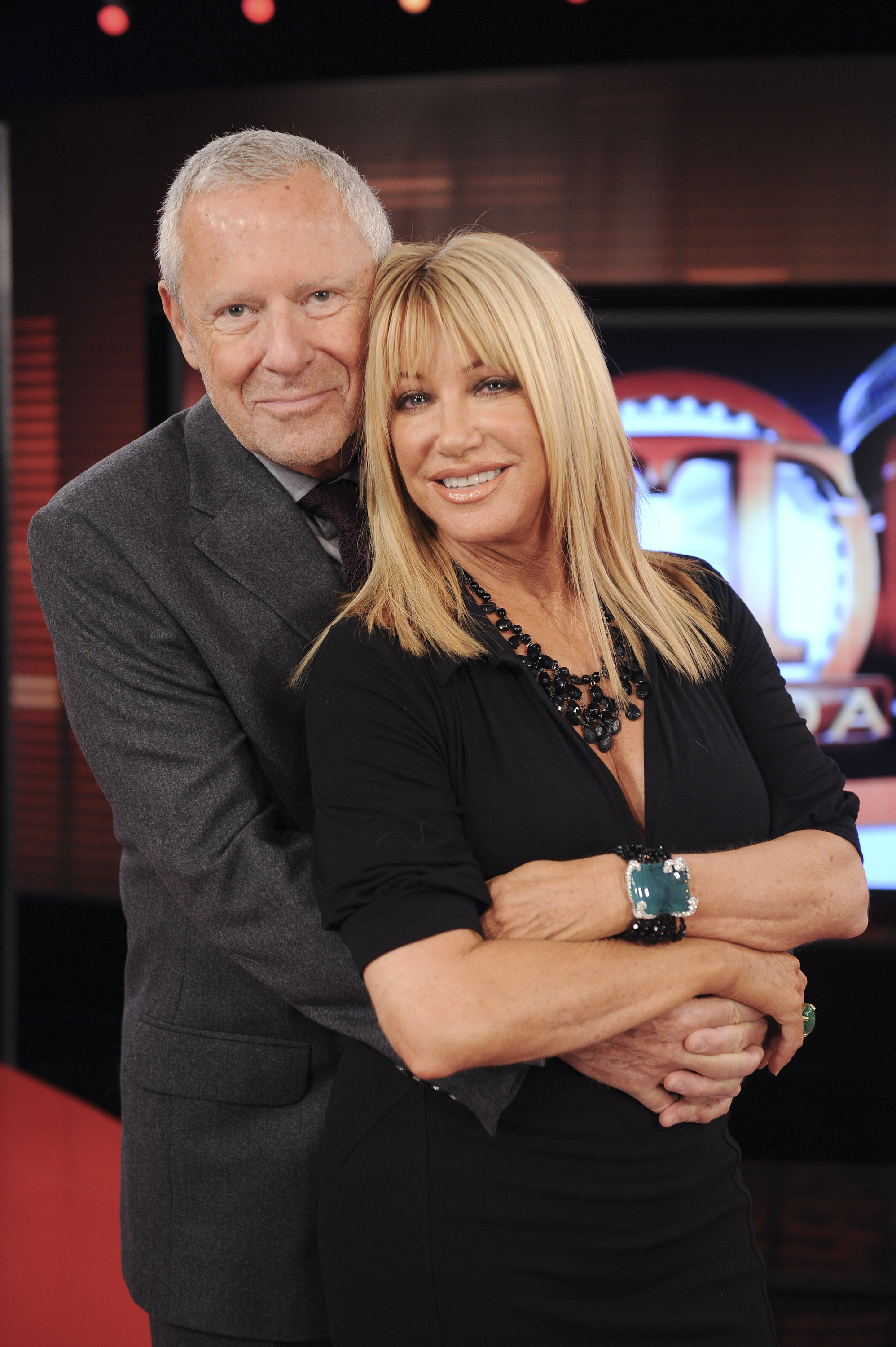 Alan Hamel and Suzanne Somers on "ET Canada" to promote Somers' book "Knockout" in 2009 | Source: Getty Images