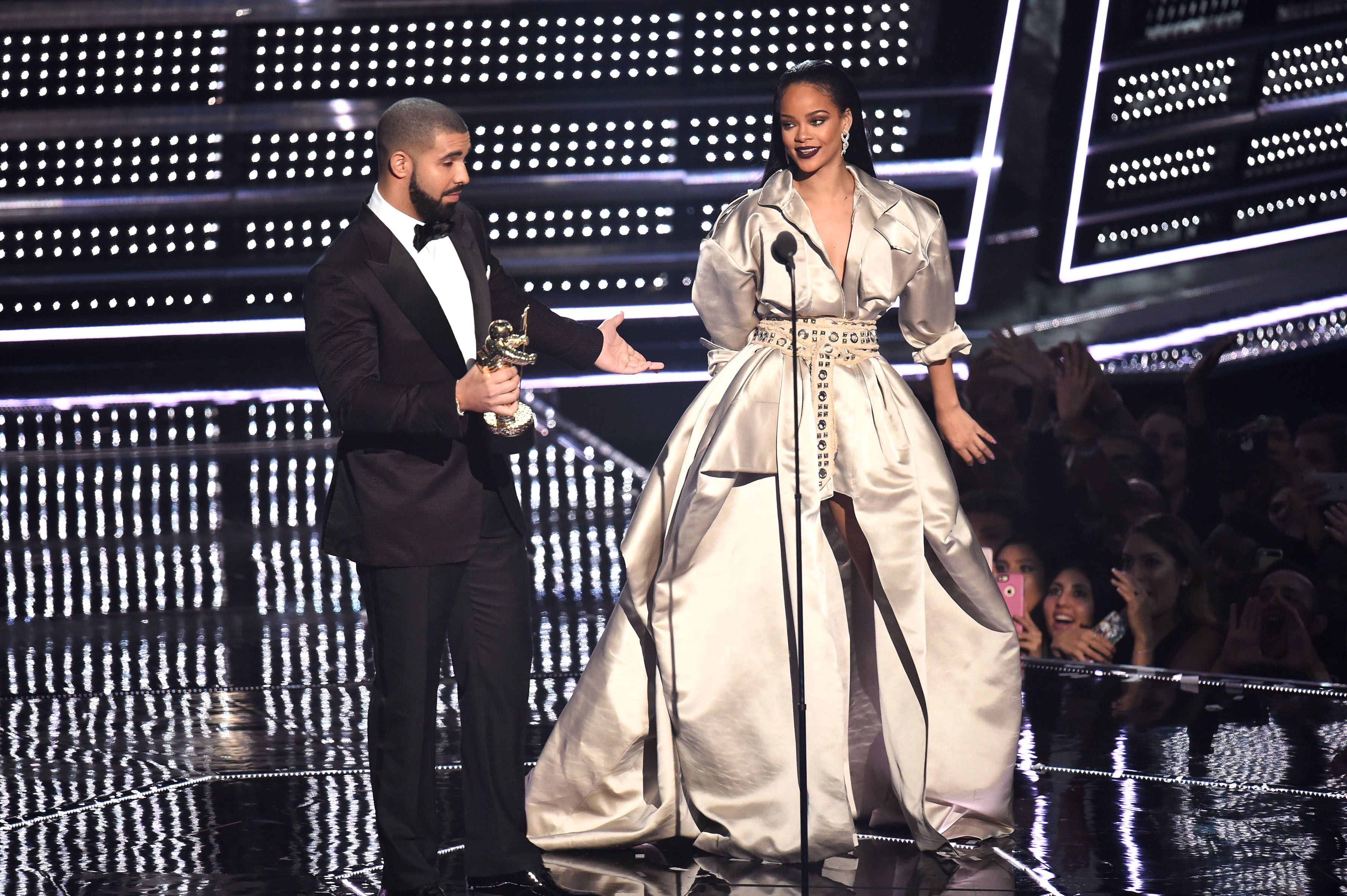 Drake presents Rihanna with the The Video Vanguard Award during the 2016 MTV Video Music Awards at Madison Square Garden on August 28, 2016 in New York City. | Source: Getty Images