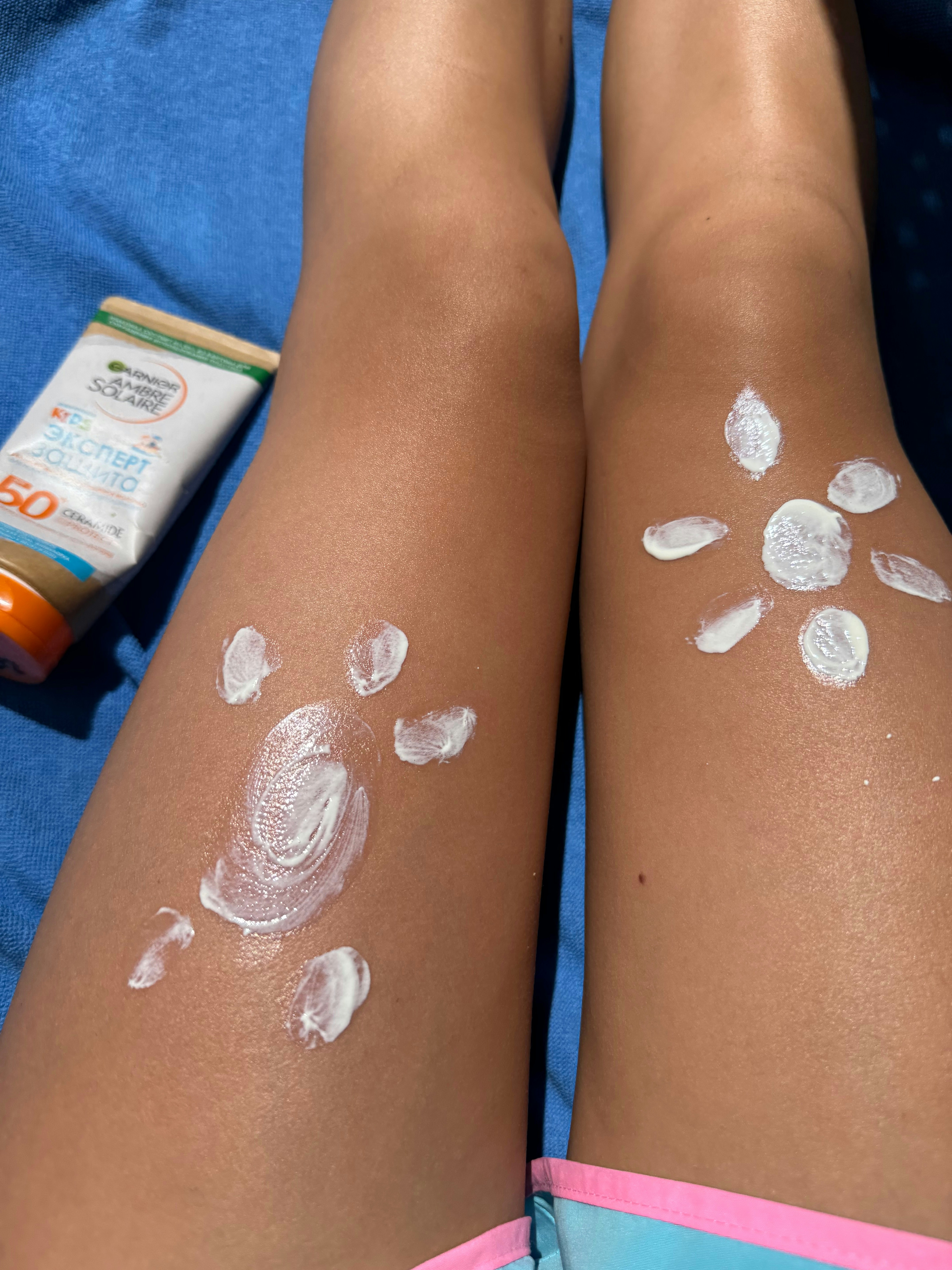 A pair of legs decorated with sunscreen | Source: Unsplash