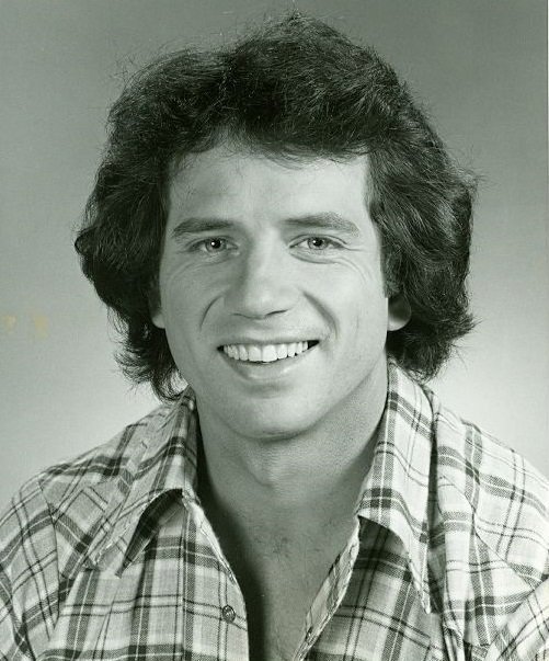 Press photo for Tom Wopat in "The Dukes of Hazzard" in 1979. | Photo: Wikimedia Commons