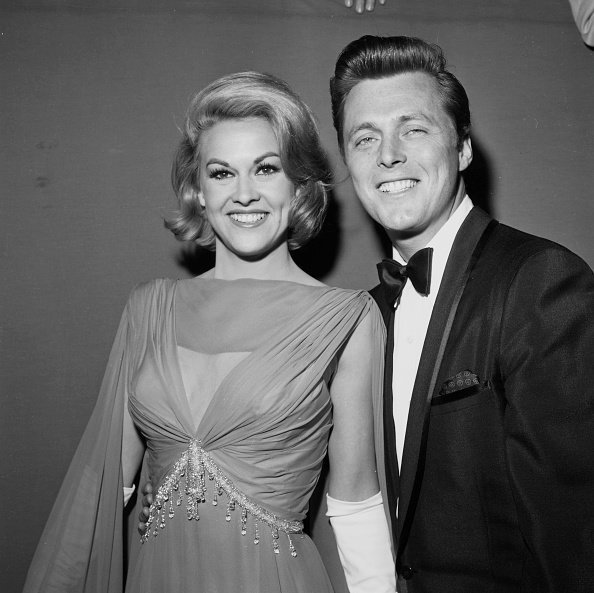 El actor Ed Byrnes y su esposa, la actriz Asa Maynor, asisten a una fiesta en Los Ángeles, California. | Foto: Getty Images El actor Ed Byrnes y su esposa, la actriz Asa Maynor, asisten a una fiesta en Los Ángeles, California. | Foto: Getty Images