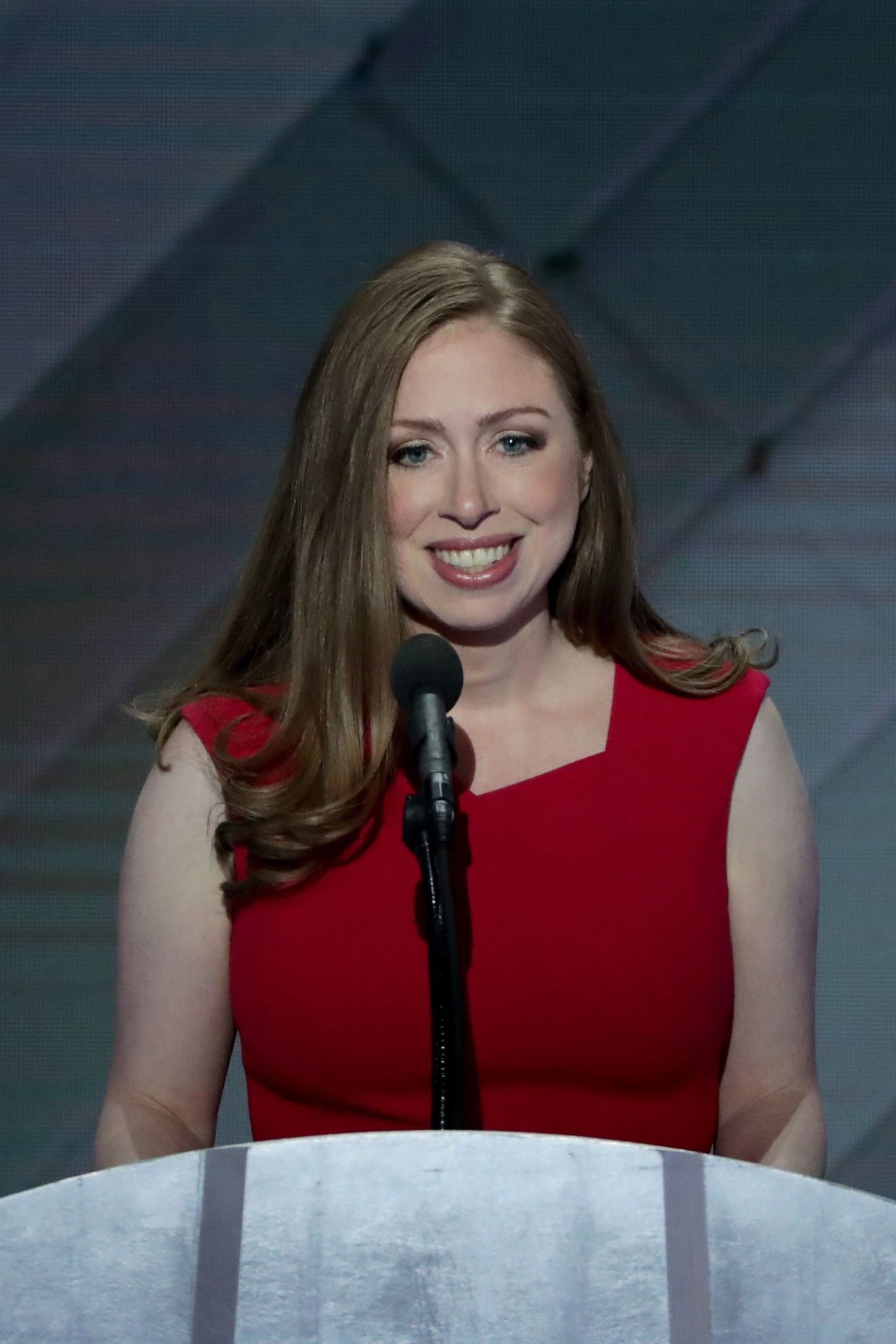 Chelsea Clinton introduces her mother, Democratic presidential nominee Hillary Clinton in Wells Fargo in 2016 | Source: Getty Images