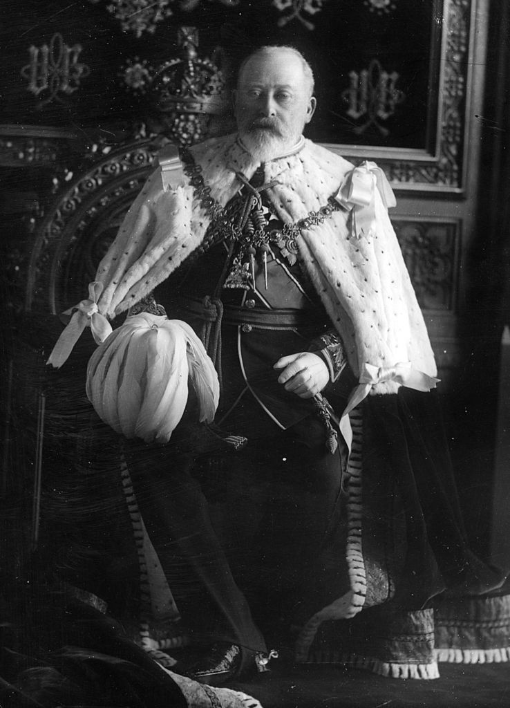 Edward VII, rey de Gran Bretaña y emperador de la India, vistiendo túnicas estatales para su coronación en 1902. | Foto: Getty Images Edward VII, rey de Gran Bretaña y emperador de la India, vistiendo túnicas estatales para su coronación en 1902. | Foto: Getty Images