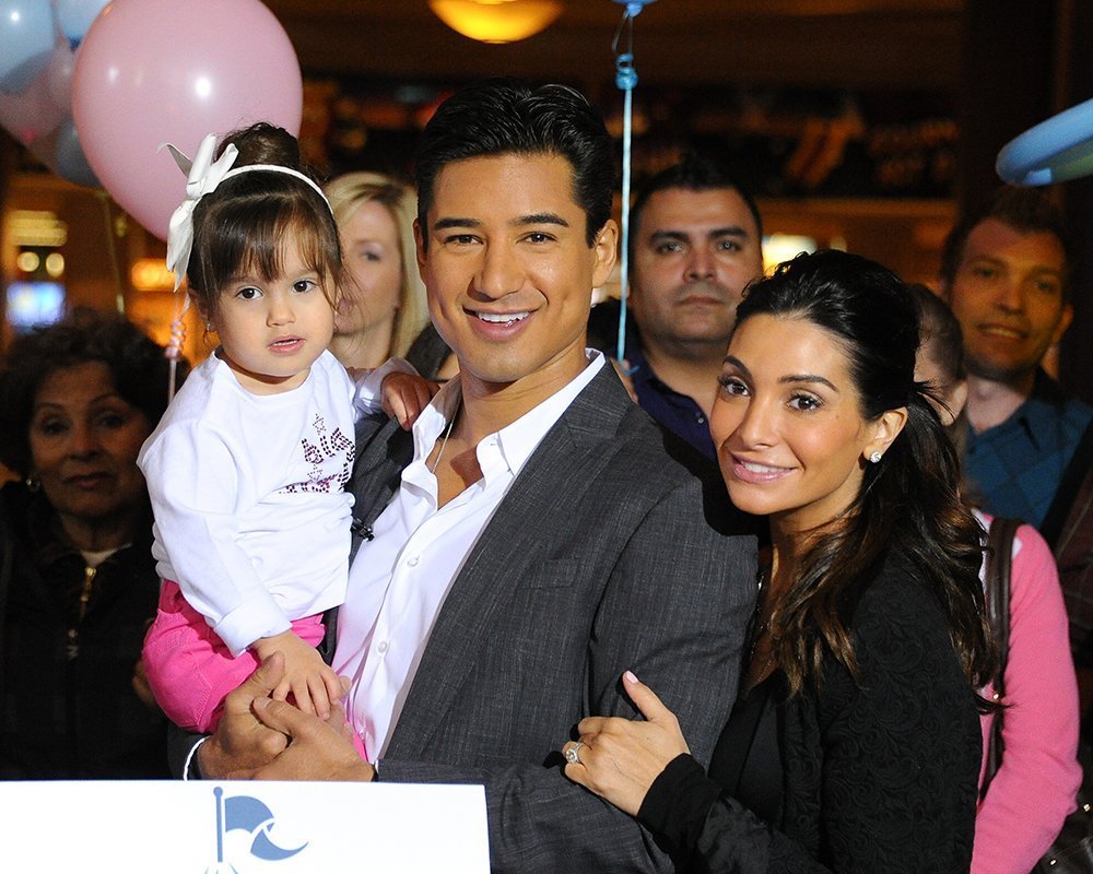 Mario and Courtney Lopez with their daughter Gia. I Image: Getty Images.