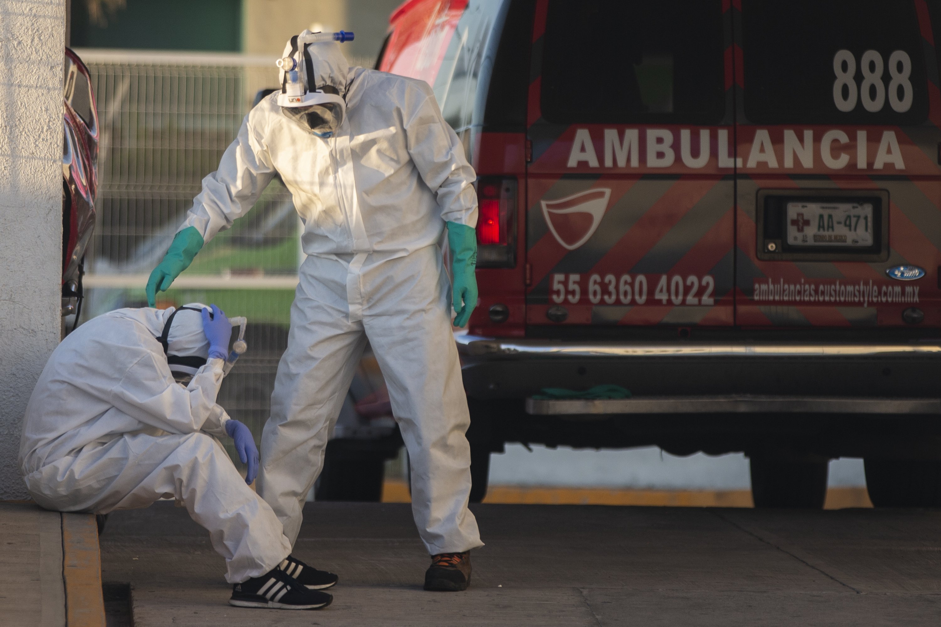 A paramedic puts his hands to his head while at the emergency entrance of the Hospital de las Américas in Ecatepec on May 2, 2020, in Mexico City, Mexico. | Source: Getty Images.