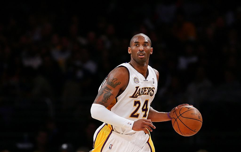 Kobe Bryant drives the ball upcourt during the game against the Cleveland Cavaliers on January 27, 2008, in Los Angeles | Photo: Getty Images