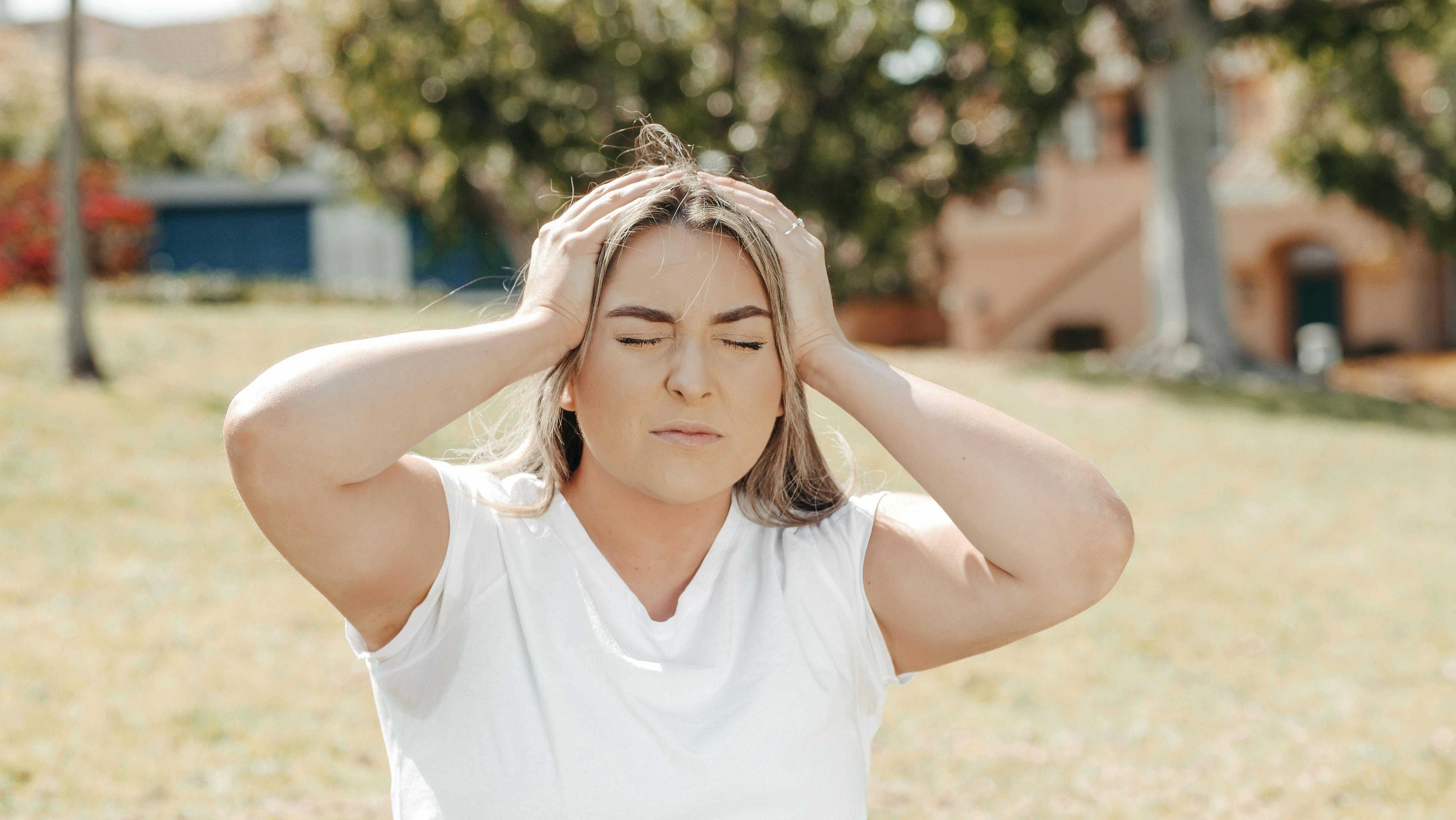 A woman experiencing a headache | Source: Pexels