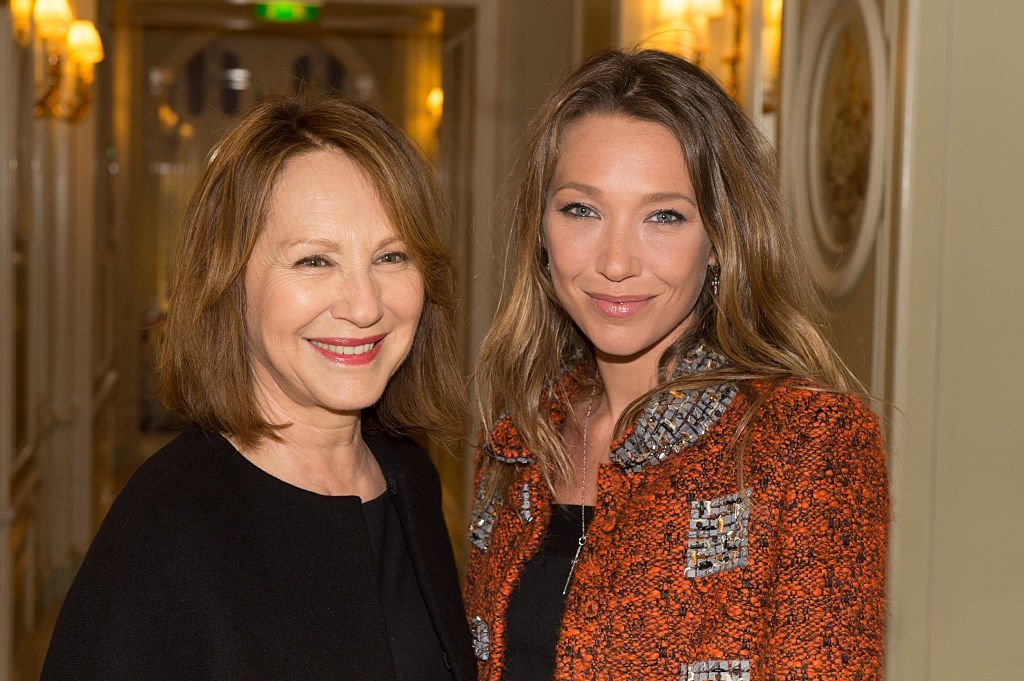 Nathalie Baye et Laura Smet participent au Photocall et au Cocktail dînatoire "César - Révélations 2015" aux Salons Chaumet, le 12 janvier 2015 à Paris, France. | Photo : Getty Images.