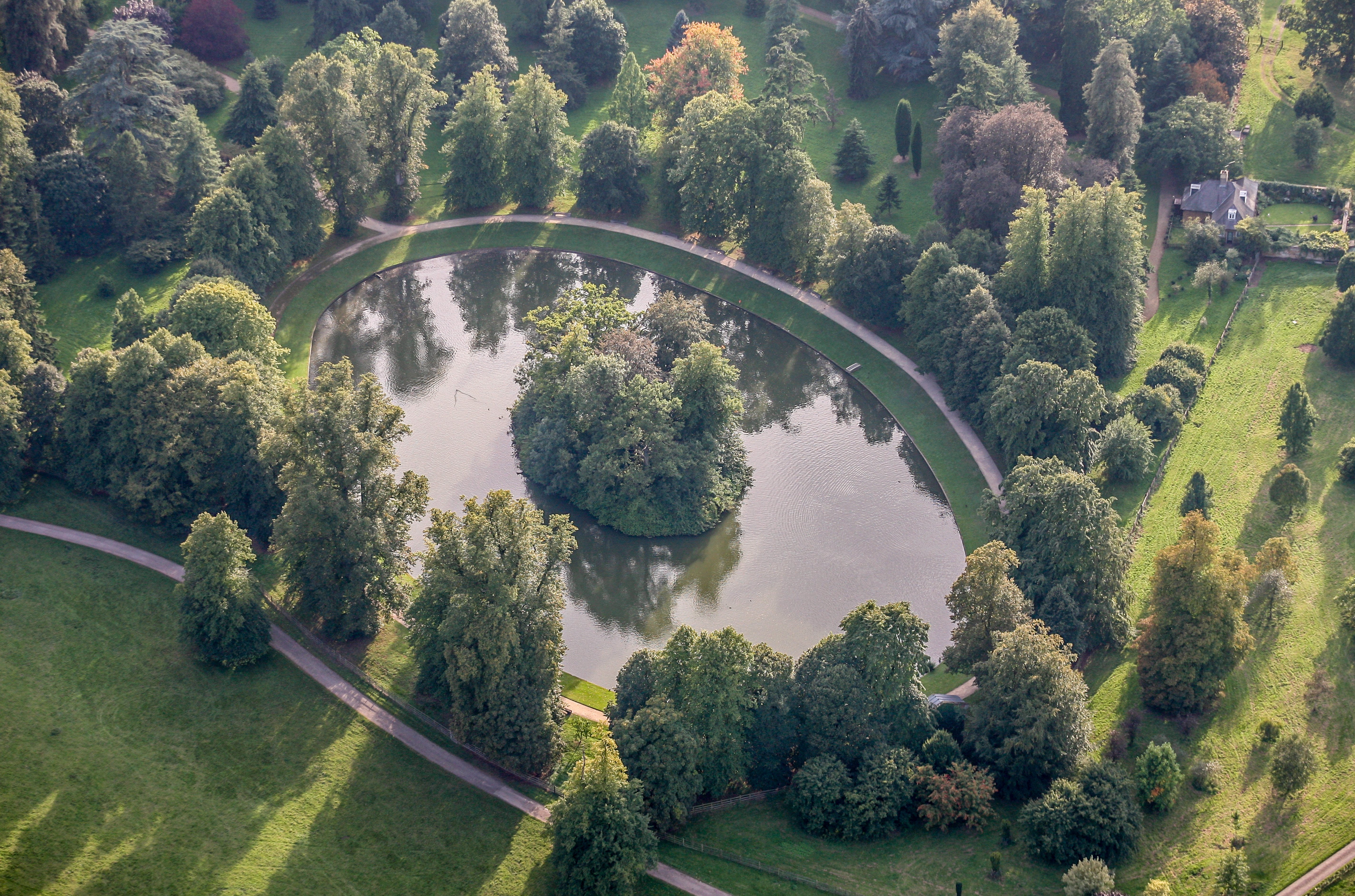 Vista aérea de la Isla Óvalo, en el lago Óvalo Redondo, sitio donde yacen los restos de Diana, Princesa de Gales, en los terrenos de la Casa Althorp, Northampton, Inglaterra | Fuente: Getty Images