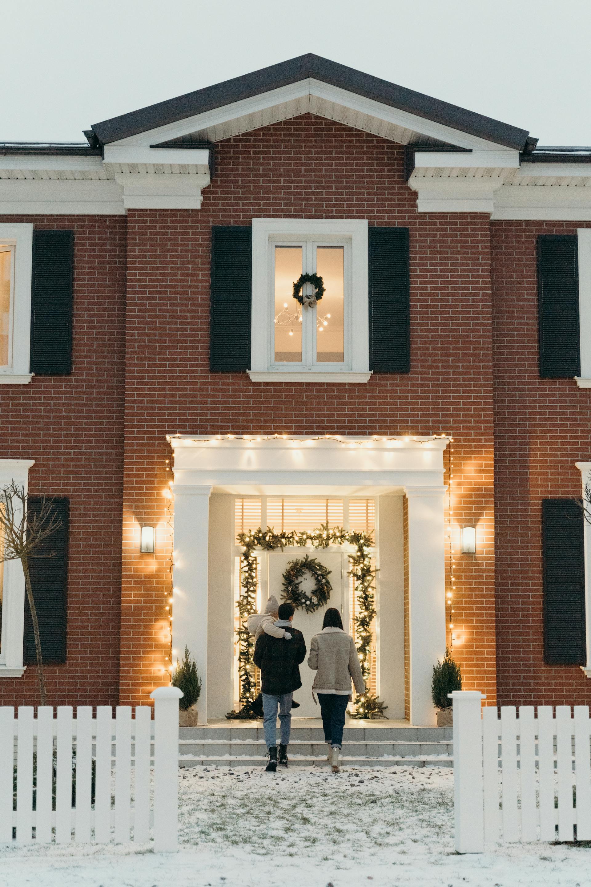 Guests arriving to celebrate Christmas | Source: Pexels