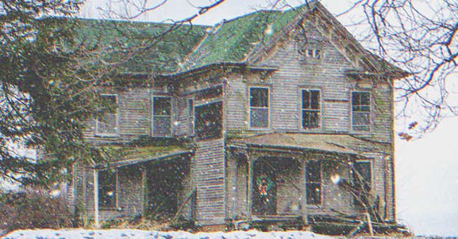 An old house in a snowy day | Source: Shutterstock