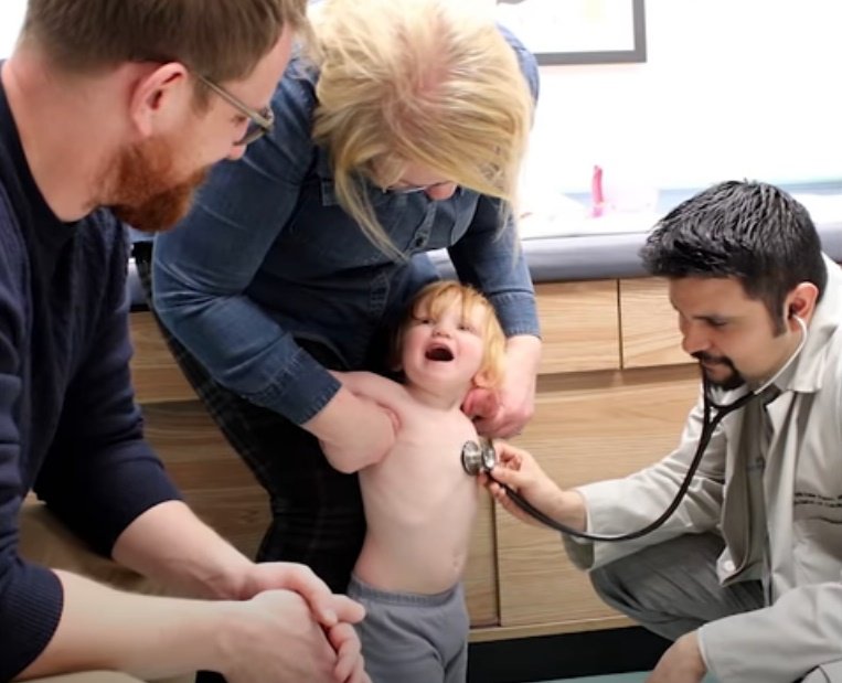 Eloise con sus padres y el médico.| Imagen tomada de: YouTube/Good Morning America