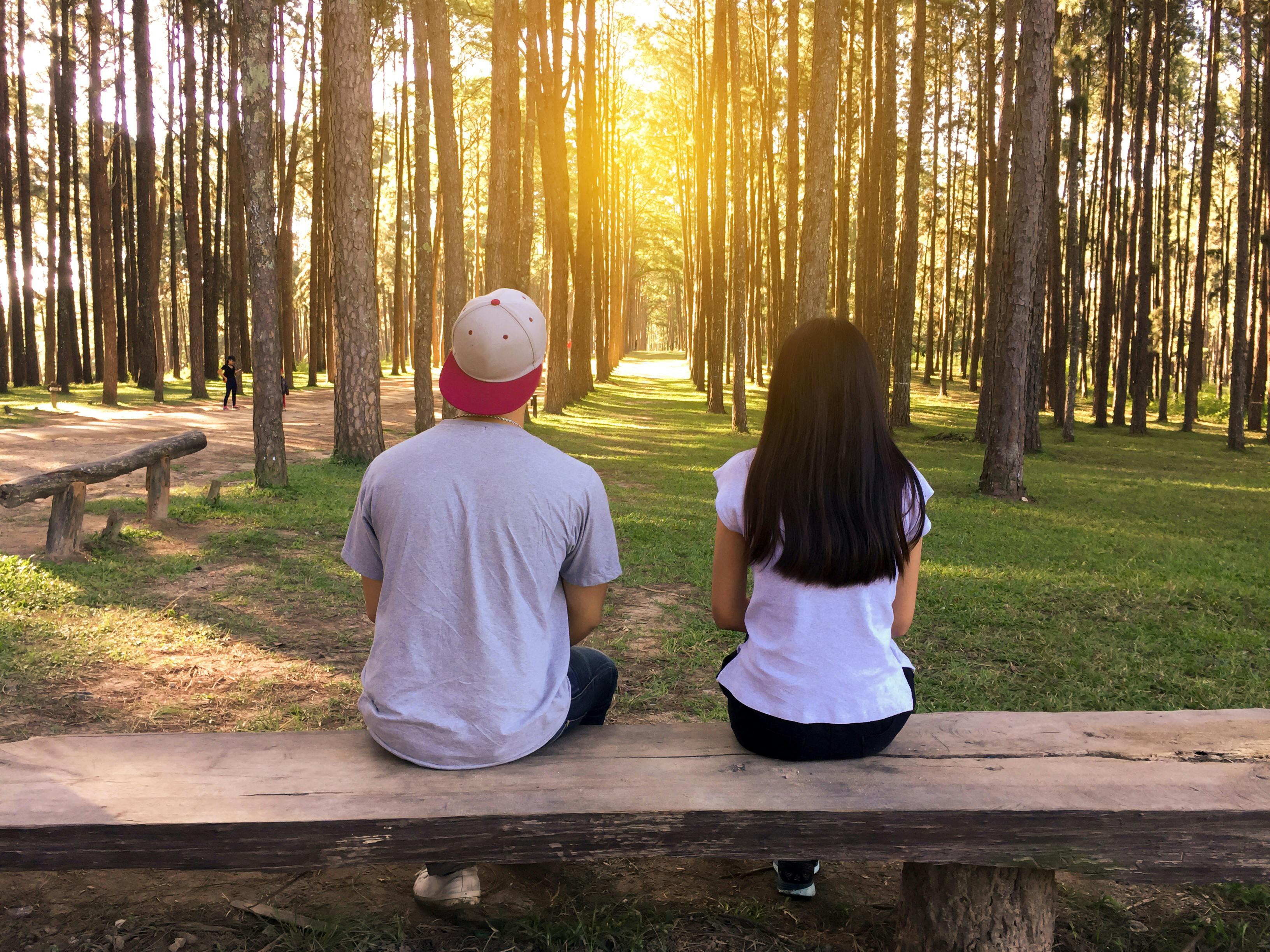 A couple sitting on a bench | Source: Pexels