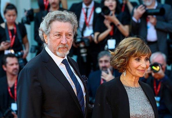 Ariane Ascaride et Robert Guediguian marchent sur le tapis rouge.|Photo : Getty Images.