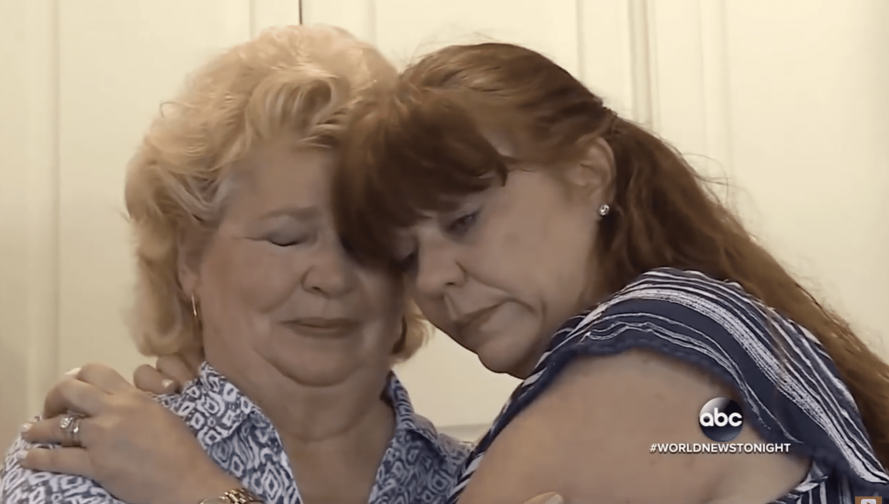 Donna Pavey and daughter, Sharon Glidden, share an emotional moment. | Photo: YouTube.com/ABC News