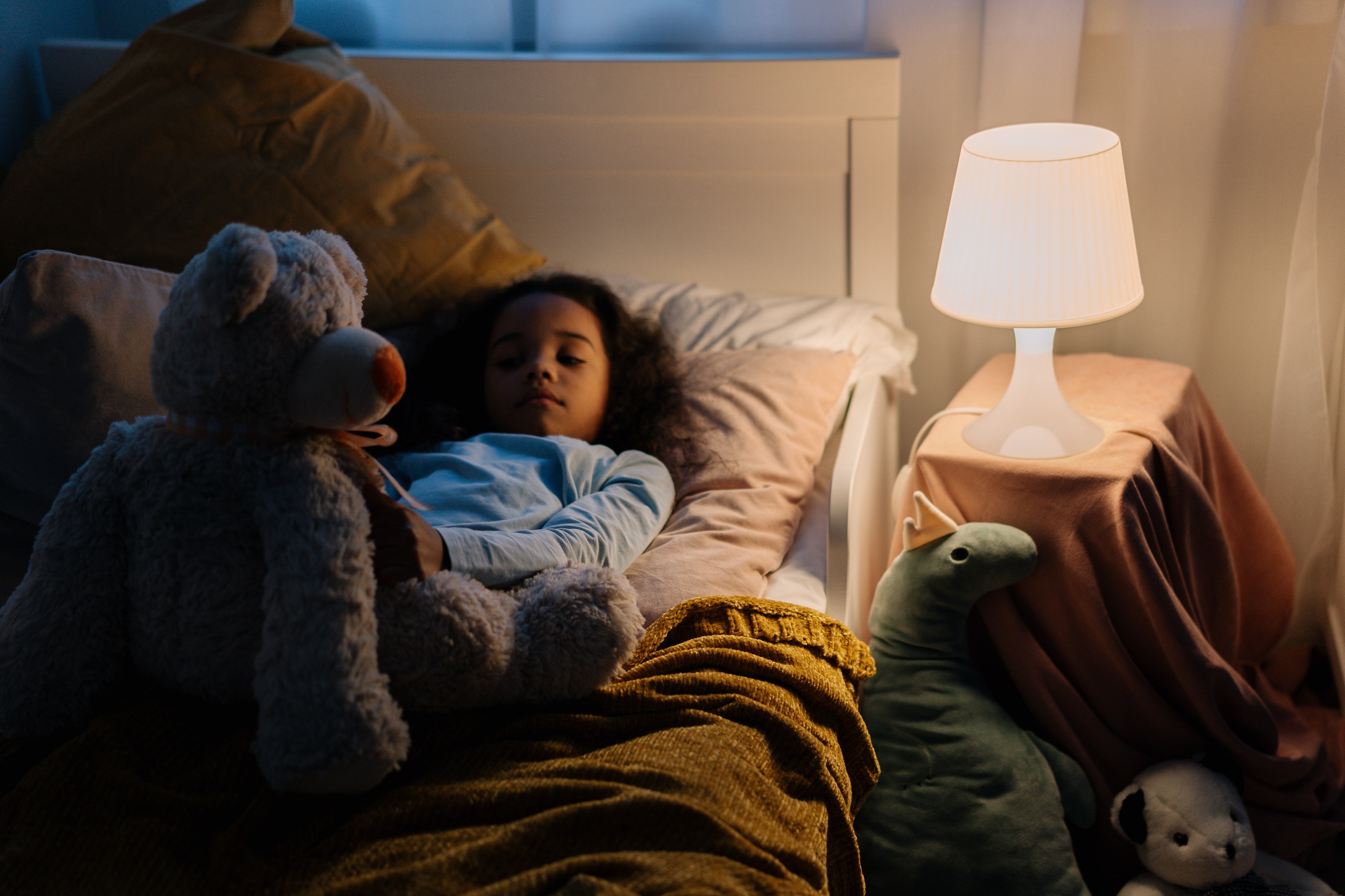 Redditor hugged teddy bear to feel safe from mysterious man in his bedroom | Photo: Pexels