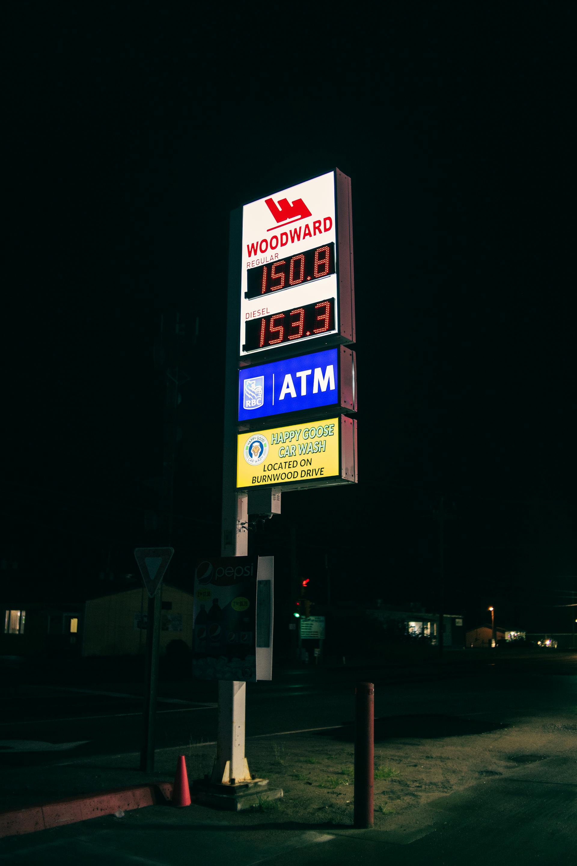 A gas station sign | Source: Pexels