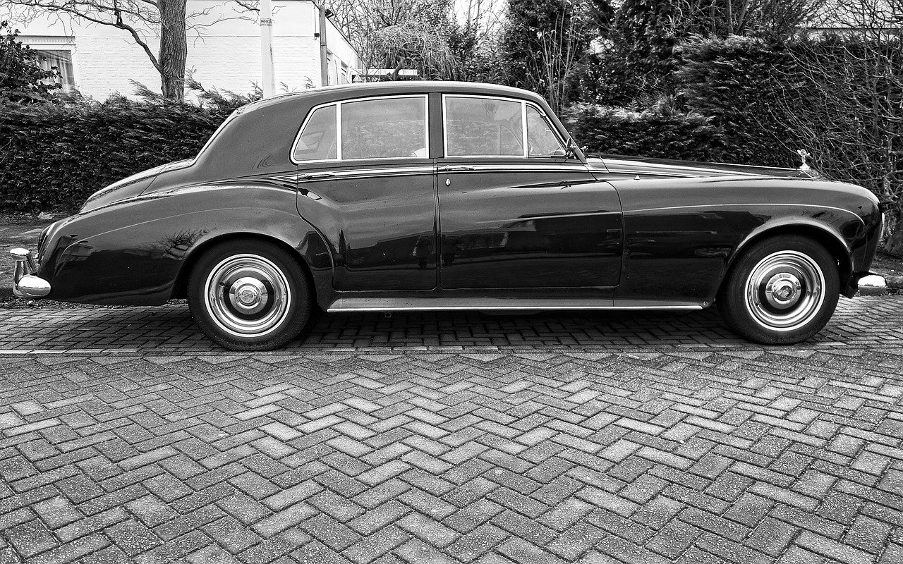 A black-and-white image of a parked Rolls-Royce | Photo: Pixabay/Mabel Amber