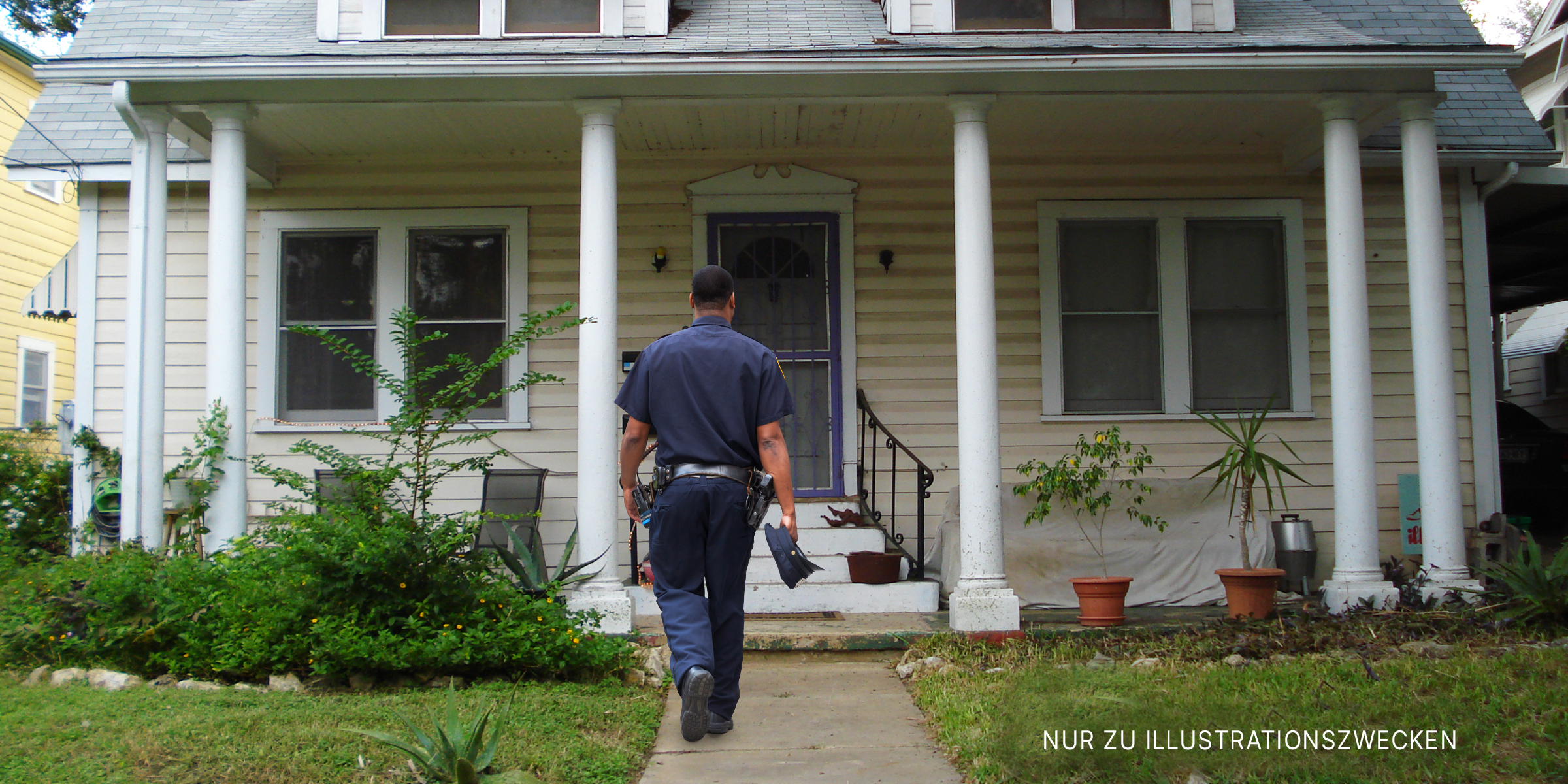 Polizist auf dem Weg zu einem Haus. | Quelle: Flickr / St_A_Sh (CC BY 2.0) & Shutterstock