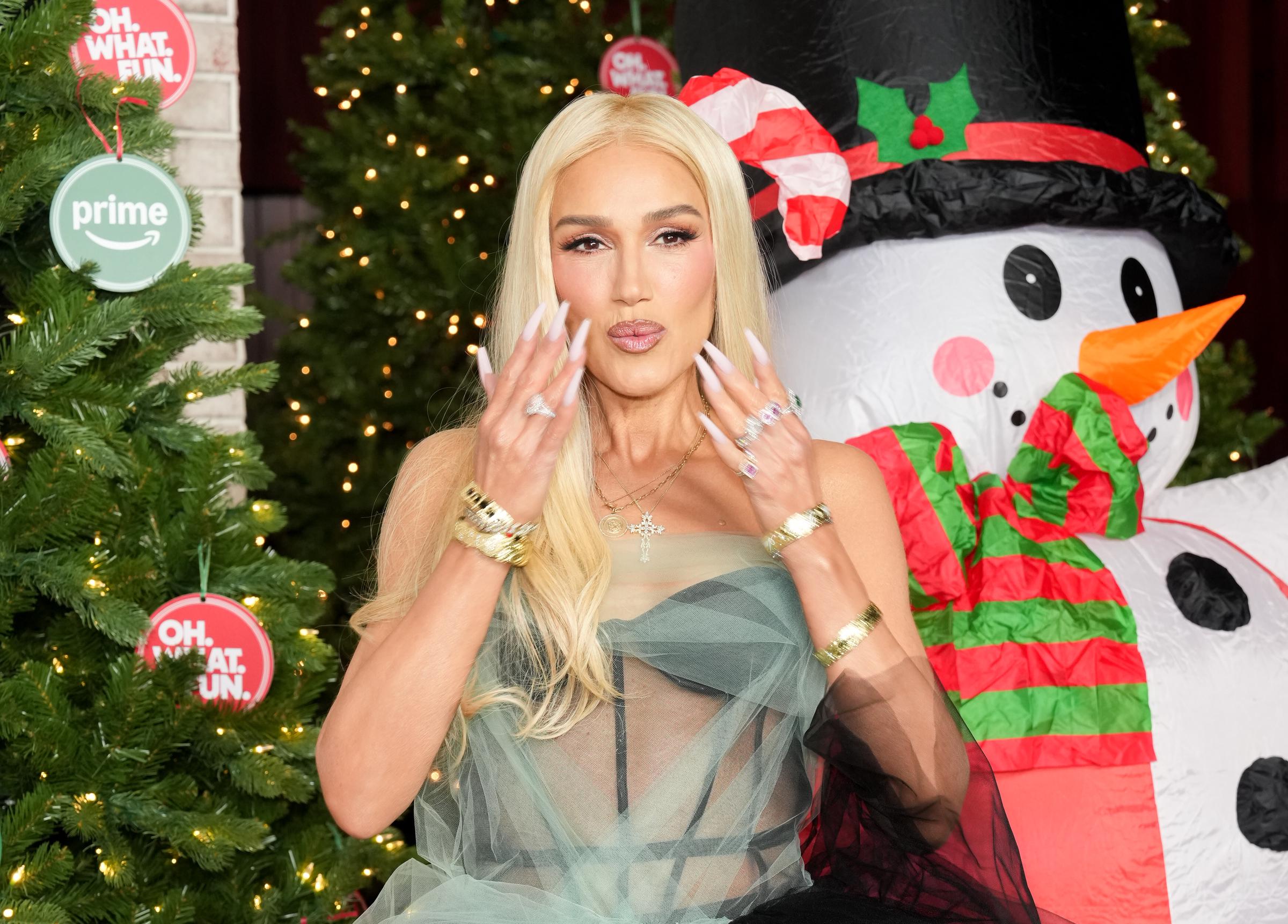 Gwen Stefani blowing a kiss to the cameras on the red carpet. | Source: Getty Images