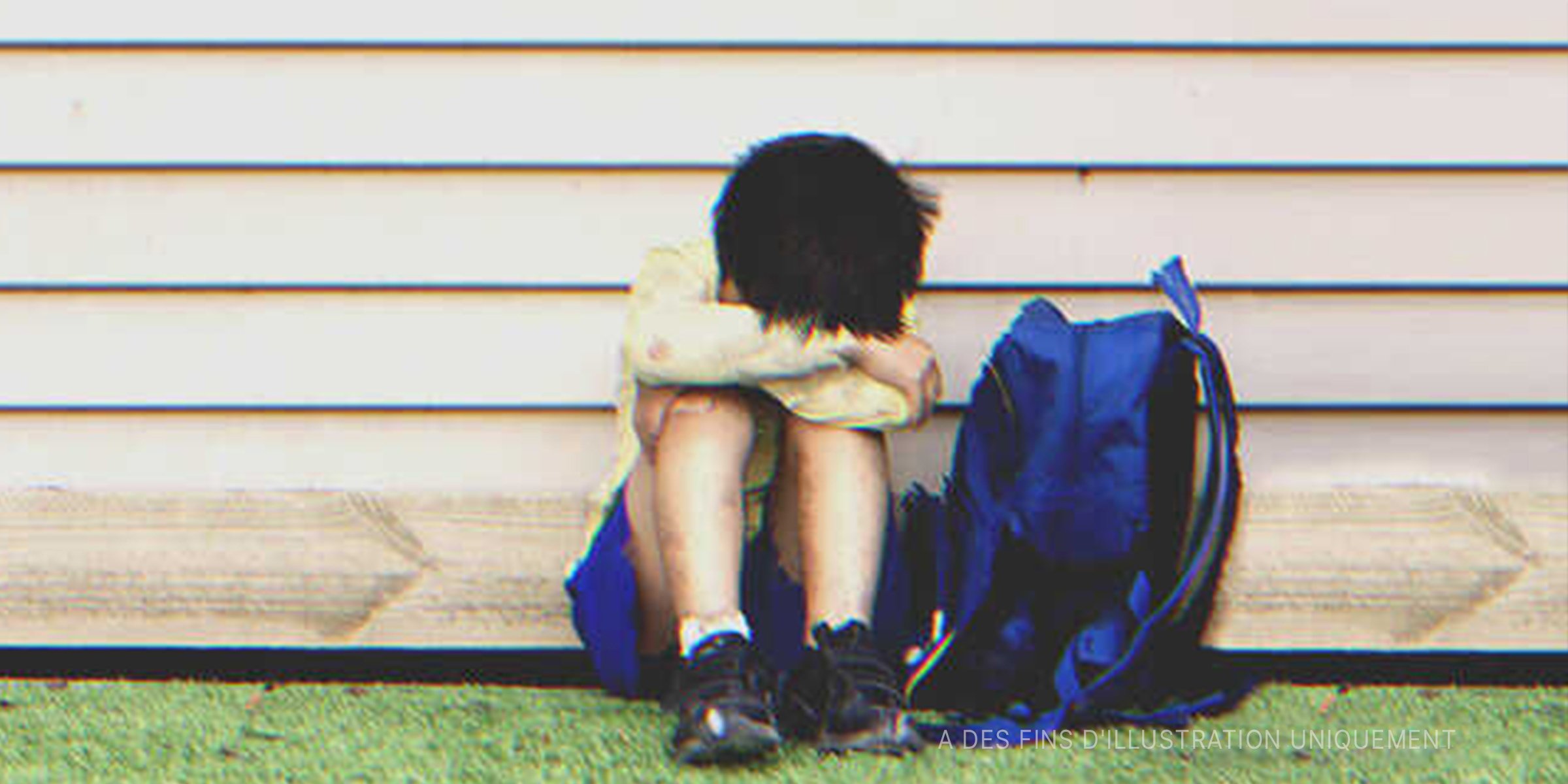 Un garçon pleurant à cause de bottes trouées | Source : Getty Images