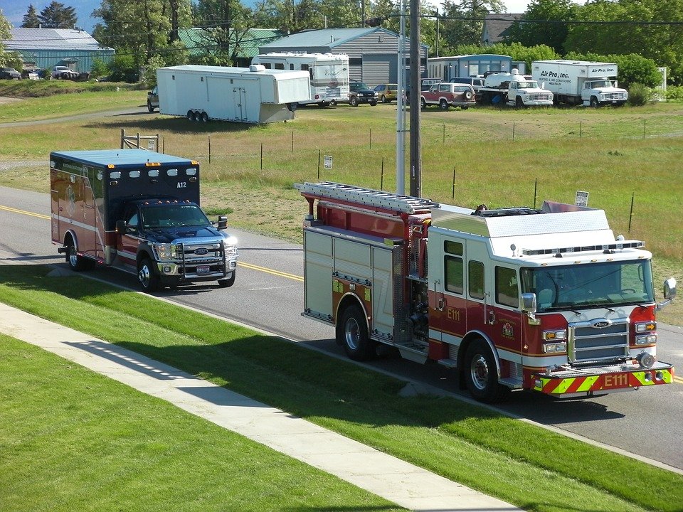 Emergency vehicles on the road. | Photo: Pixabay