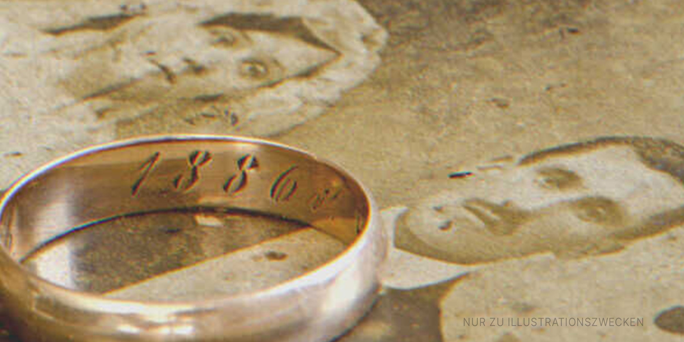 Ein beschrifteter Ehering auf einem alten Foto | Quelle: Shutterstock