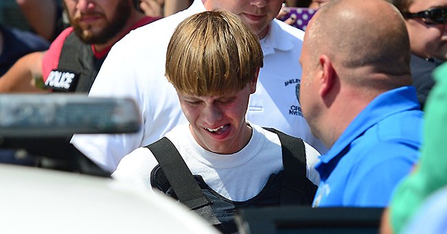 Charleston shooting suspect Dylann Roof is escorted from the Shelby Police Dept. on Thursday, June 18, 2015 | Photo: Getty Images