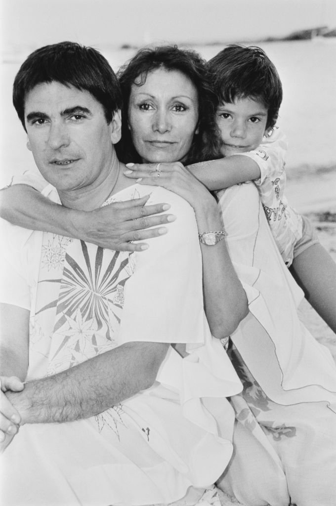 Le chanteur français Serge Lama avec sa femme Michèle Chauvier et leur fils Frederic en vacances en Corse. | Photo : Getty Images