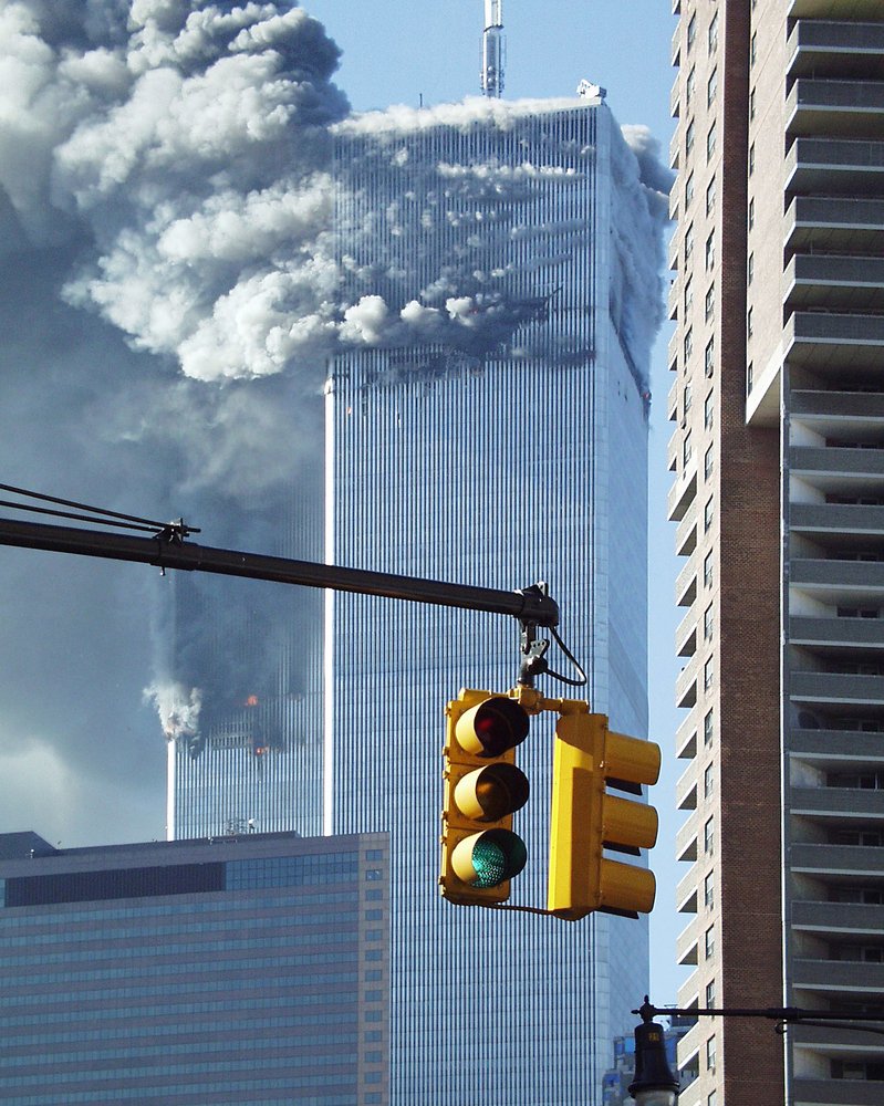 El 11 de septiembre de 2001, en Nueva York, las nubes de humo de las Torres Gemelas se debieron a los daños causados por el impacto de los aviones. | Fuente: Shutterstock El 11 de septiembre de 2001, en Nueva York, las nubes de humo de las Torres Gemelas se debieron a los daños causados por el impacto de los aviones. | Fuente: Shutterstock