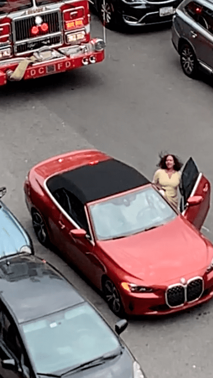 A woman entering her car, which blocked the road. | Source: Reddit.com/MrJackDog