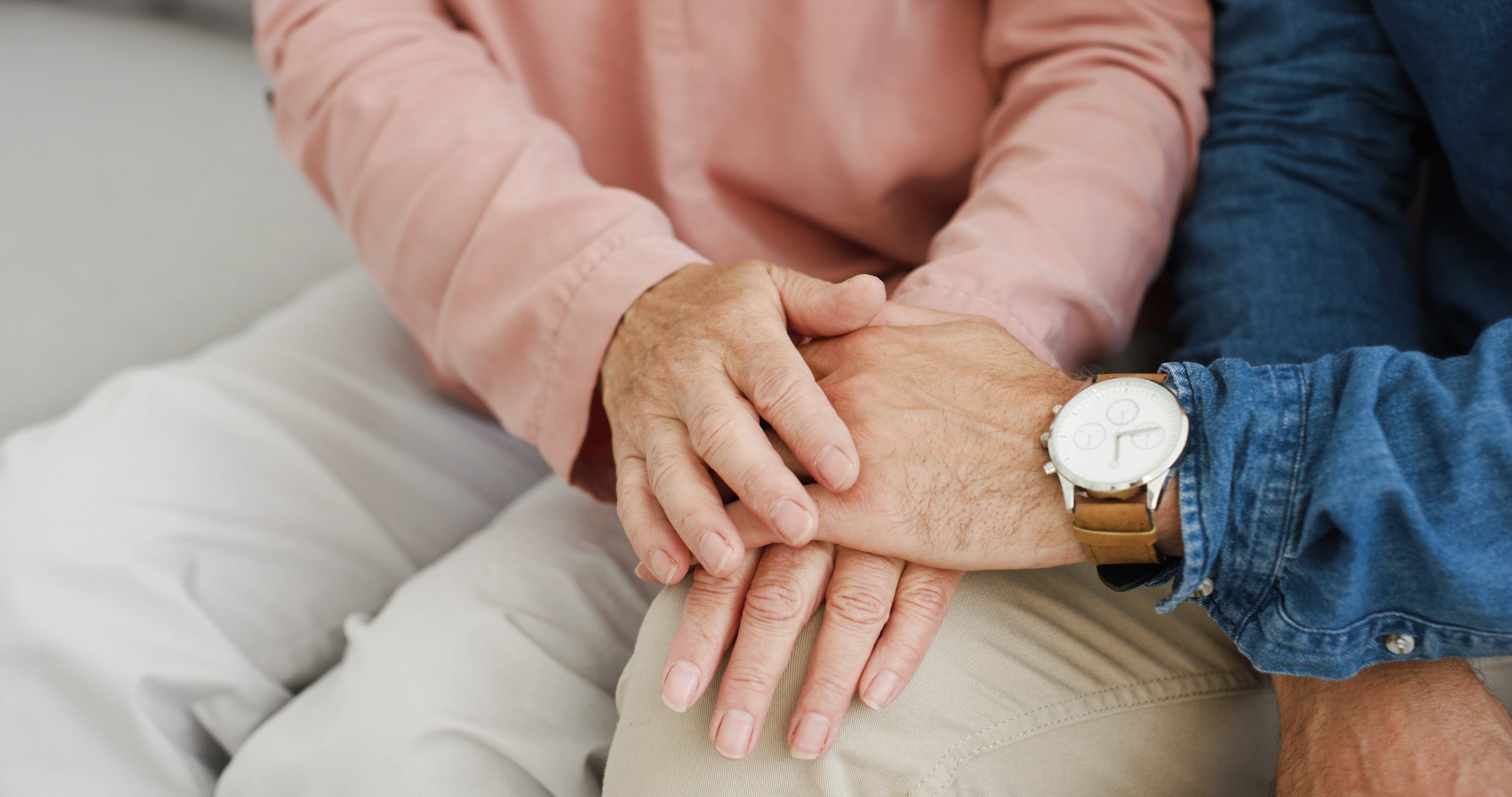 Un homme tenant la main de sa mère. | Photo : Shutterstock