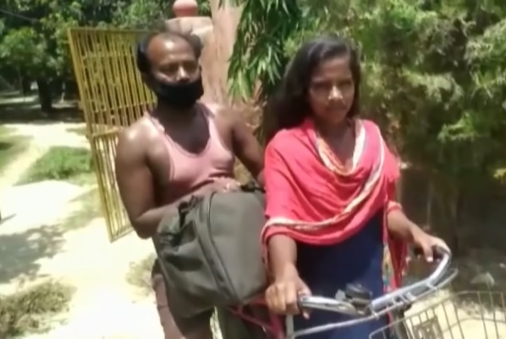 Jyoti Kumari en su bicicleta con su padre. | Foto: YouTube/IndiaTV