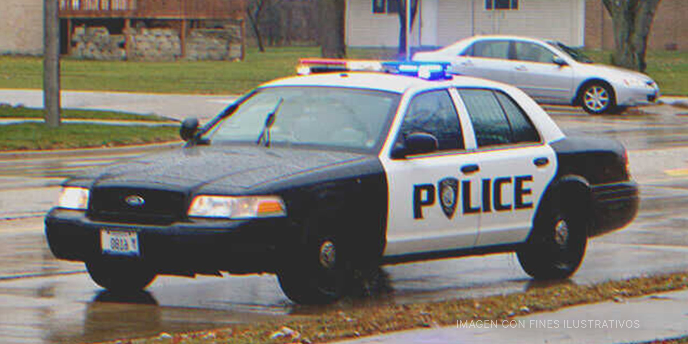 Un coche patrulla de la policía en la carretera. | Foto: Flickr/H. Michael Miley (CC BY-SA 2.0)