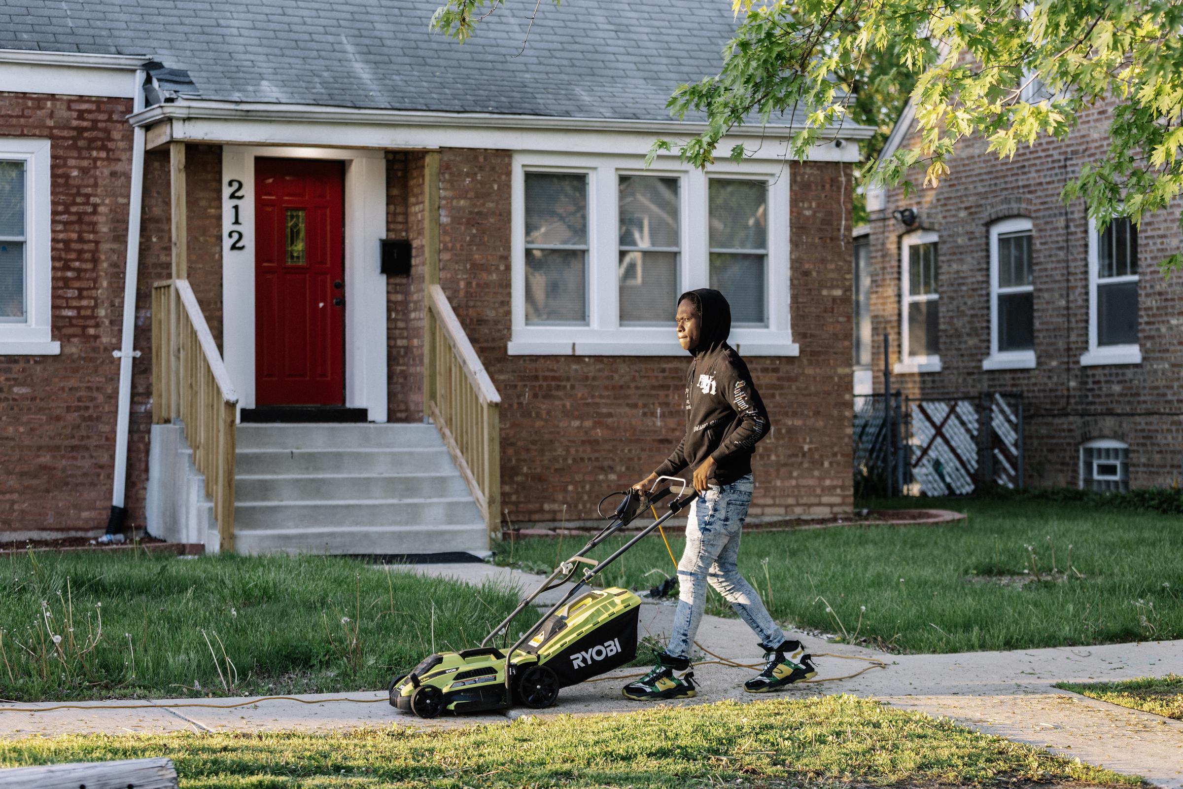 Jaden Davis, next door neighbor to the childhood home of Pope Leo XIV, mows the lawn outside of the Pope's former home on May 8, 2025 | Source: Getty Images
