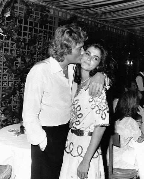 Johnny Hallyday et l'actrice française Elisabeth Etienne vient de se marier à Los Angeles et sont le 3 décembre 1981 à Paris, France. | Photo : Getty Images