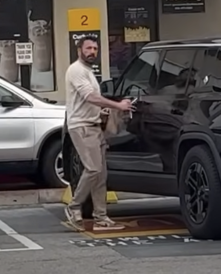 Ben Affleck and Jennifer Lopez make a stop at McDonalds, dated October 19, 2023 | Source: YouTube/@x17online