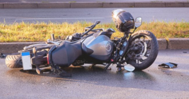 A crashed motorcycle by the side of the road. | Photo: Shutterstock