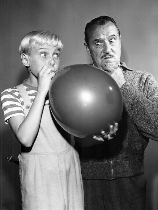 Gale Gordon y Jay North del programa de televisión 'Dennis the Menace', alrededor de la década de 1960. | Foto: CBS Television / Public domain